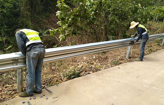 文昌高速公路护栏的定期维护与保养