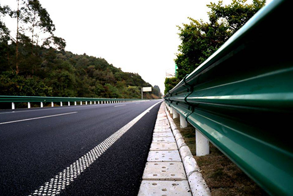 文昌高速公路护栏的常用类型